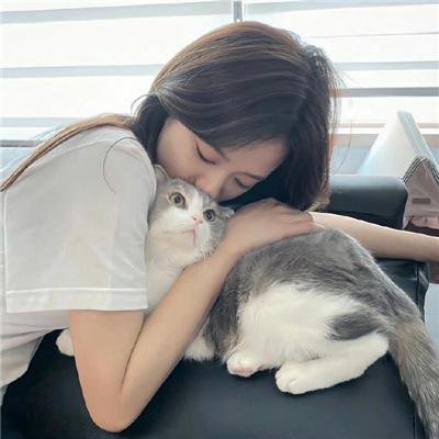 泳池里的女人